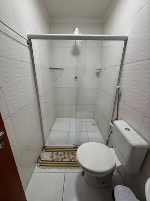 Shower, towels, soap, shampoo - POUSADA GIRASSOL (Piranhas)