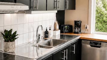 Coffee/tea maker, fridge, microwave, oven