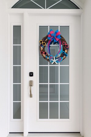 A white door with a glass panel and a decorative wreath with a bow. - Walk to the beach. Two pools, hot tub, tennis. (St. Augustine)