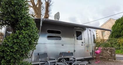 Unique Airstream Retreat - Sleeps 2 - Free Parking
