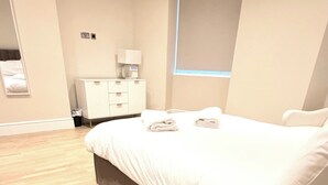 A modern bedroom with a large bed, bedside table, and a lamp. - Private Elevator Marylebone Apartment Central Lond (London)