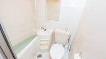 Combined shower/tub, free toiletries, hair dryer, towels