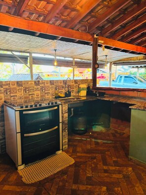 Coffee/tea maker, fridge, microwave, oven - Retro Brotas Farmhouse: Heated pool, Starlink internet, nature and relaxation. (Brotas)