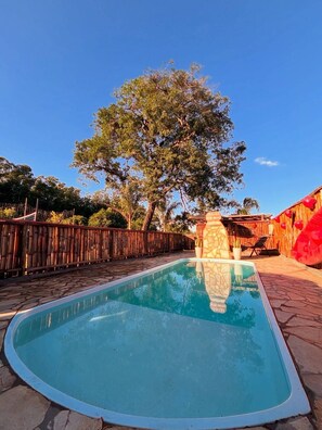 A heated pool - Retro Brotas Farmhouse: Heated pool, Starlink internet, nature and relaxation. (Brotas)