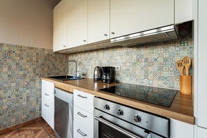 Wasserkocher mit Kaffee-/Teezubehör, Kühlschrank, Ofen, Herdplatte
