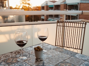A table with two wine glasses and a small bowl of olives on a patterned tile table. - Penthouse, 200m from the beach w/ parking (Cubelles)