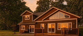 SUNSET LANDING LAKE RETREAT 
Kayaks, Private Dock, Firepit & Stunning Sunsets.