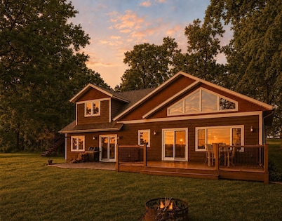 SUNSET LANDING LAKE RETREAT
Kayaks, Private Dock, Firepit & Stunning Sunsets.