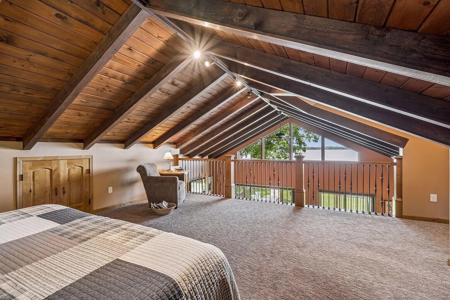 4 bedrooms, iron/ironing board, WiFi (free), bed sheets