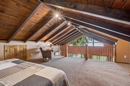 SUNSET LANDING LAKE RETREAT 
Kayaks, Private Dock, Firepit & Stunning Sunsets.