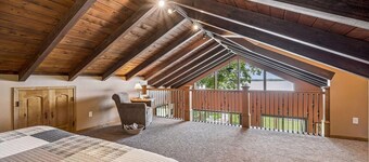 SUNSET LANDING LAKE RETREAT 
Kayaks, Private Dock, Firepit & Stunning Sunsets.