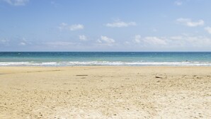 A beach with a clear sky and calm sea. - Pink Las Olas Apartment (Punta Prima)