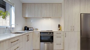 Wasserkocher mit Kaffee-/Teezubehör, Kühlschrank, Mikrowelle, Ofen