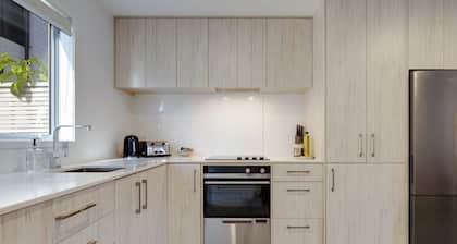 Chic Peninsula Townhouse with Air-Con and Parking