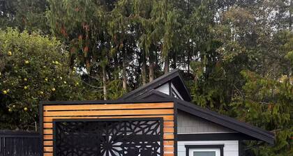 Dee's Cozy Colwood Carriage House