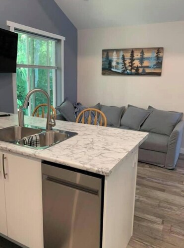 Dee's Cozy Colwood Carriage House