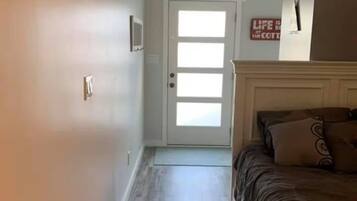 Een strijkplank/strijkijzer, wifi, beddengoed