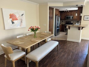 Dining - Steps to Mission Bay! 2BR Townhome w/Roof Deck, Sea World Drone Show & Bay Views (San Diego)