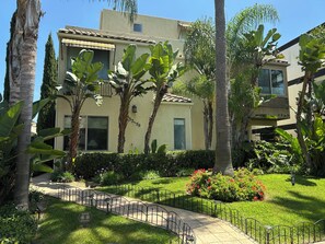 Exterior - Steps to Mission Bay! 2BR Townhome w/Roof Deck, Sea World Drone Show & Bay Views (San Diego)