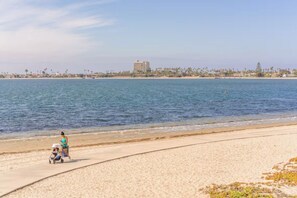 Beach - Steps to Mission Bay! 2BR Townhome w/Roof Deck, Sea World Drone Show & Bay Views (San Diego)