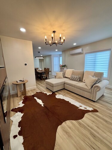 Beautiful 4-bedroom apartment with AC in charming Utica
