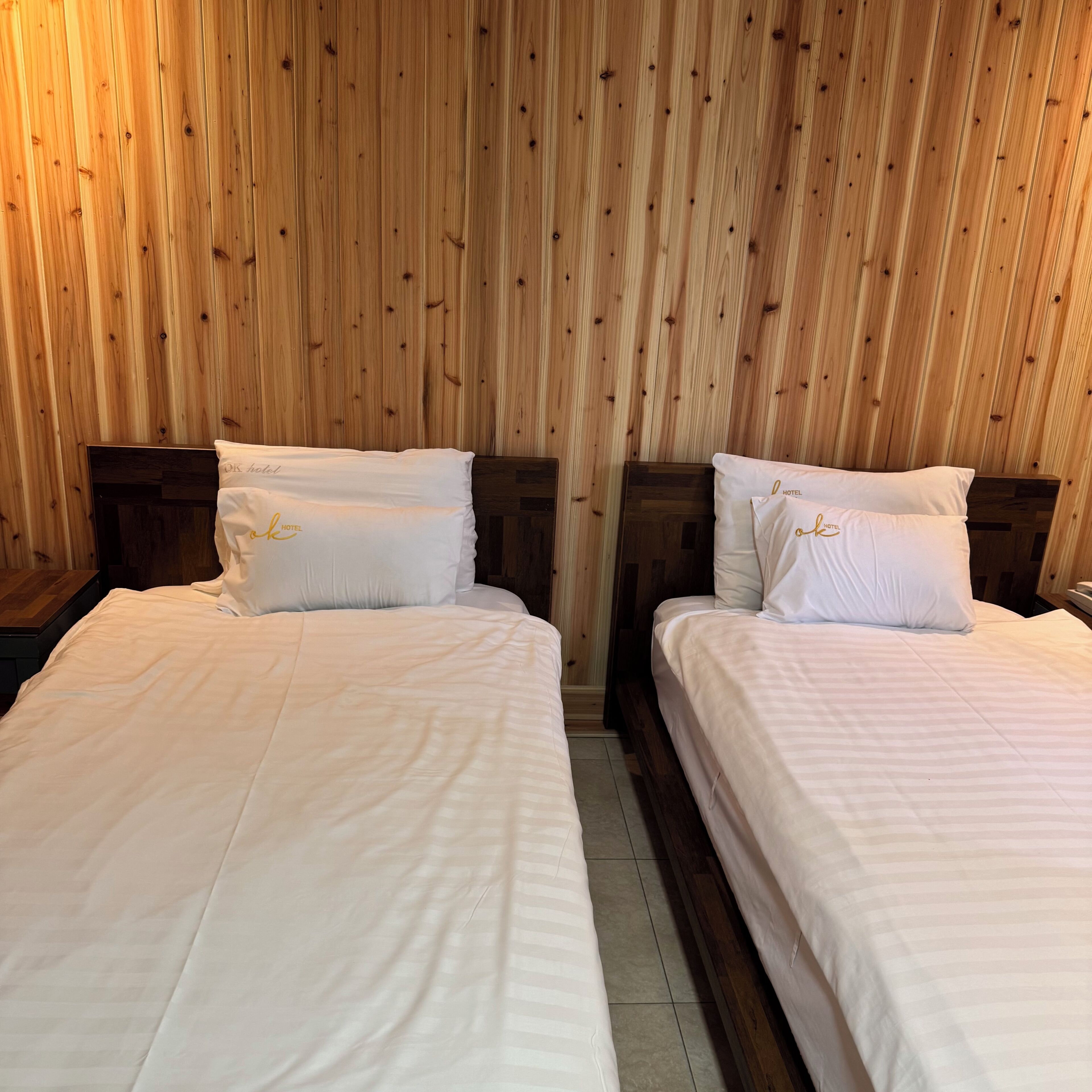 Kamer, 1 twee- of 2 eenpersoonsbedden | Een bureau, gratis wifi