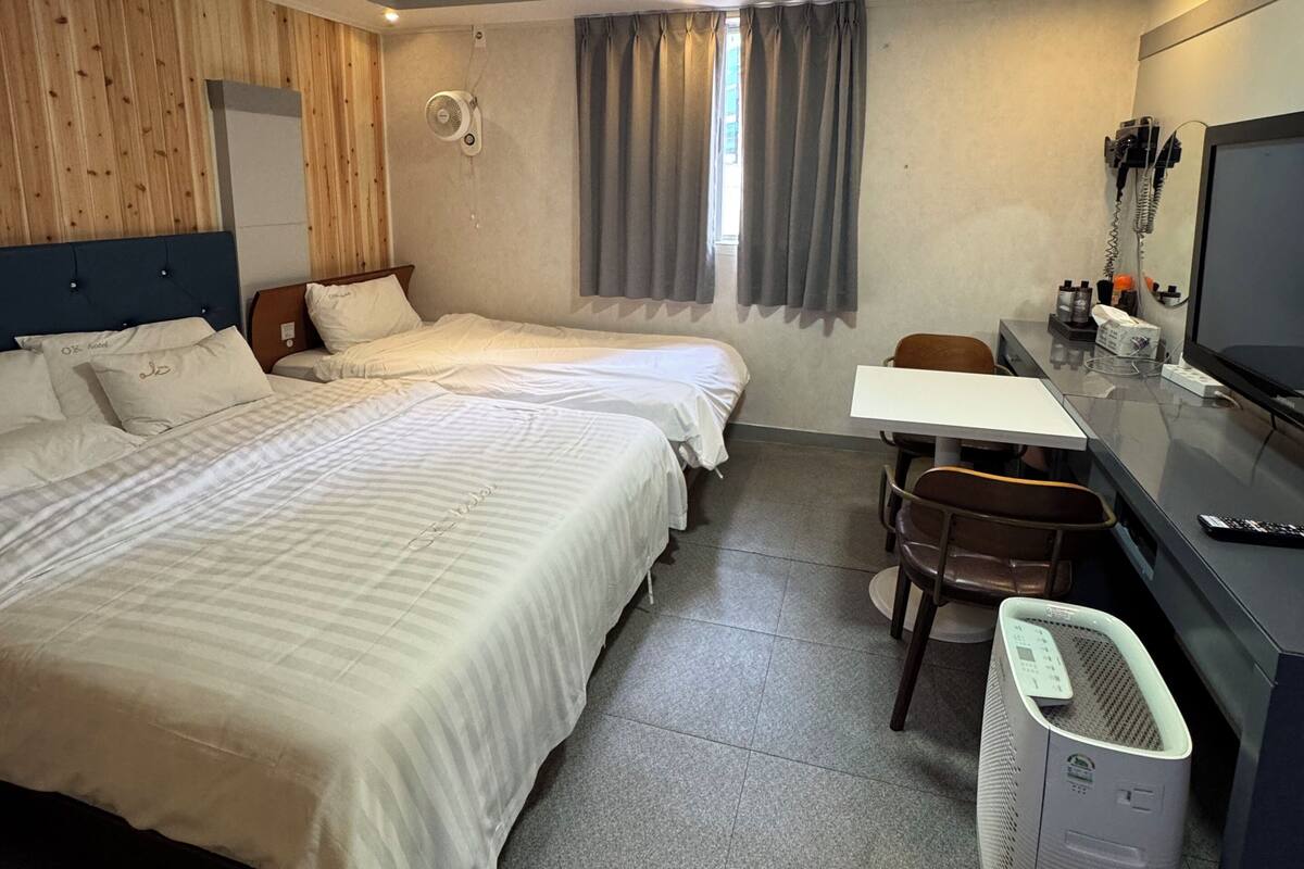 Habitación familiar con 2 camas individuales | Escritorio y wifi gratis