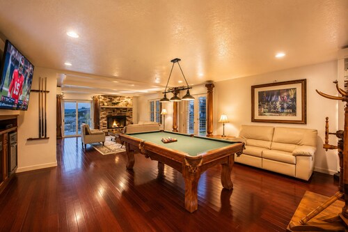 15-Acre Gated Wine Country Estate and  7BR Mansion, Pool, Spa ,Sleeps 18