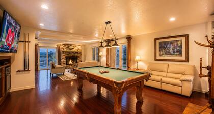 15-Acre Gated Wine Country Estate and 7BR Mansion, Pool, Spa ,Sleeps 18