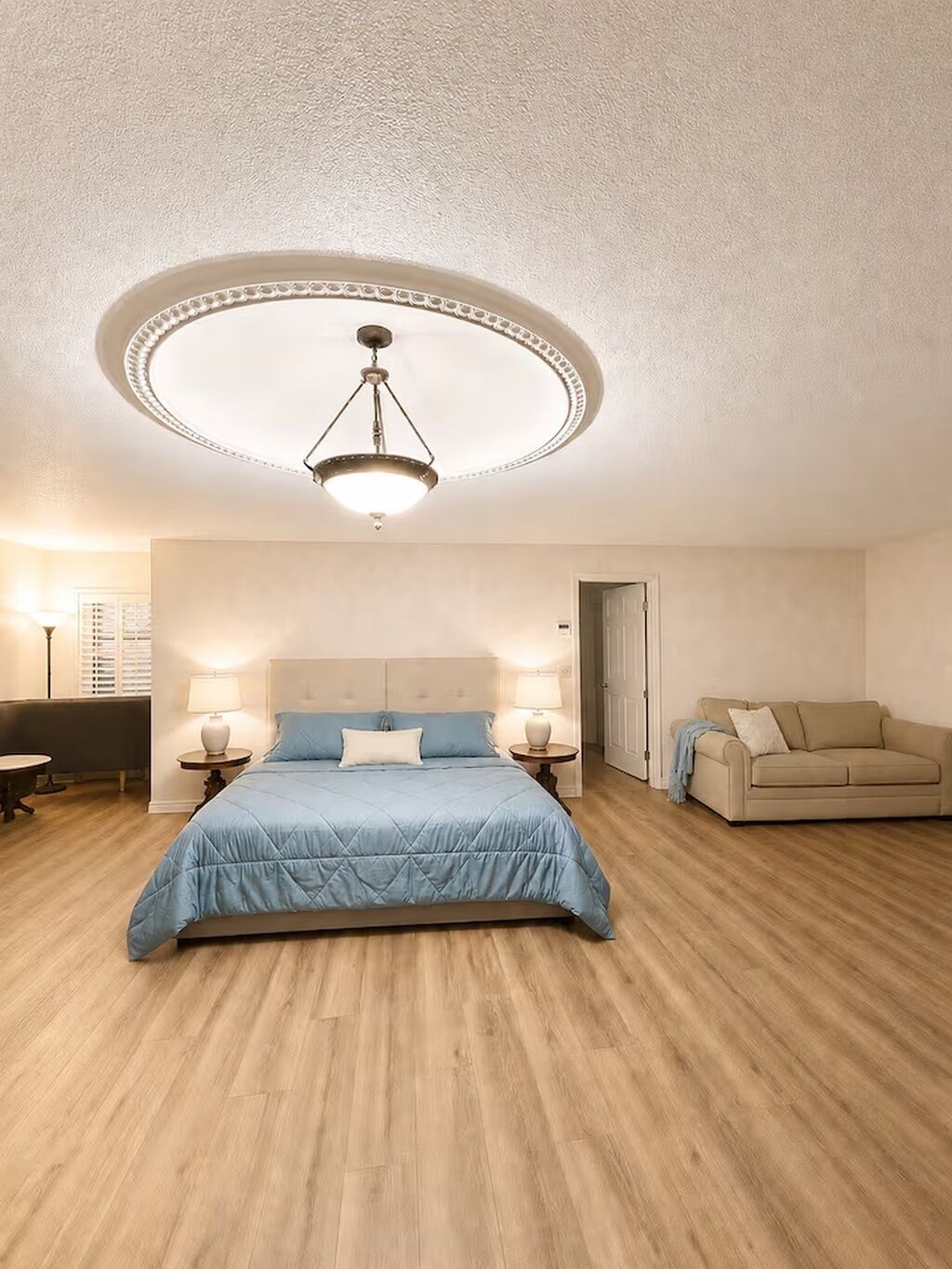 7 bedrooms, desk, internet, bed sheets