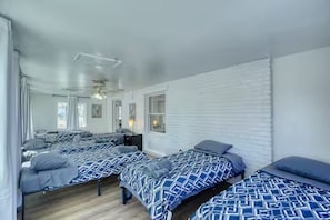 7 bedrooms, desk, Internet, bed sheets