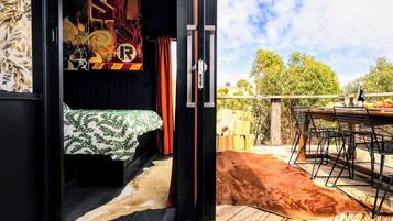 2 bedrooms, desk, iron/ironing board, WiFi