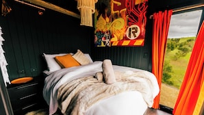 2 bedrooms, desk, iron/ironing board, WiFi
