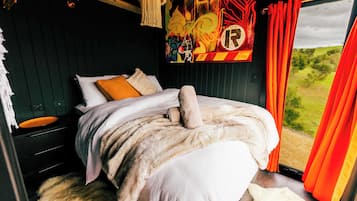 2 slaapkamers, een bureau, een strijkplank/strijkijzer, beddengoed