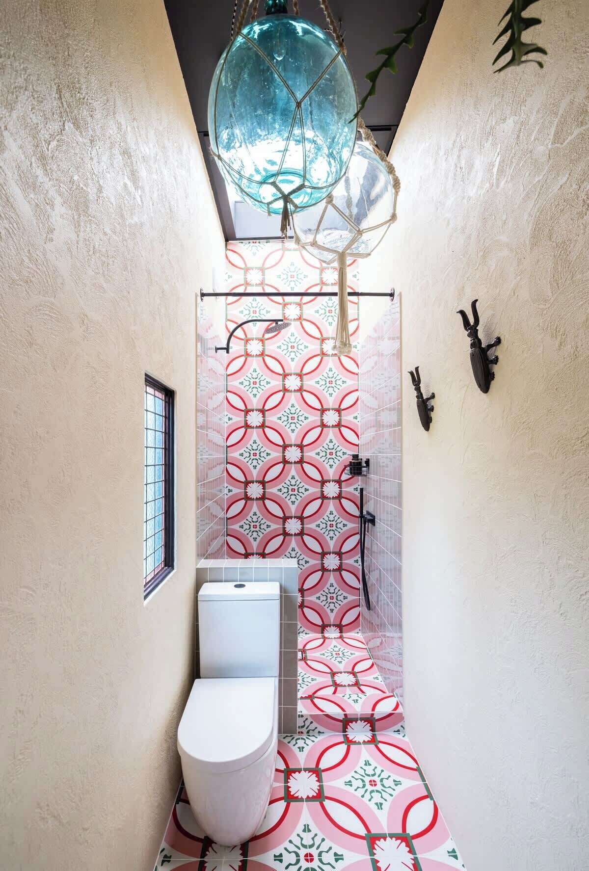 Shower, towels, shampoo