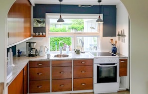 Coffee/tea maker, fridge, stovetop, cookware/dishes/utensils