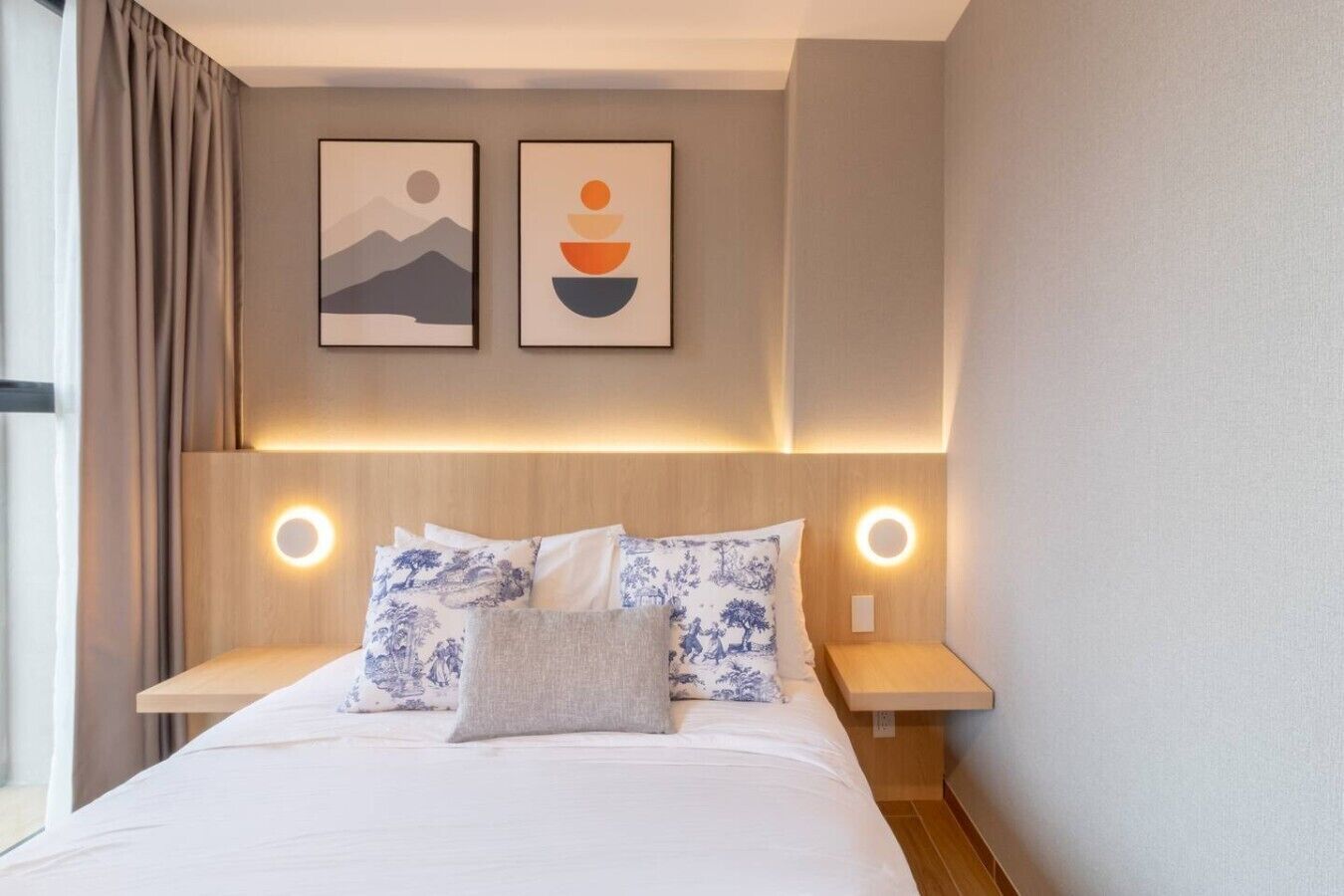 Tabla de planchar con plancha, wifi, ropa de cama