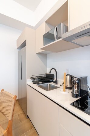 Eine moderne Küche mit Geschirrspüler, Kaffeemaschine und Toaster.
