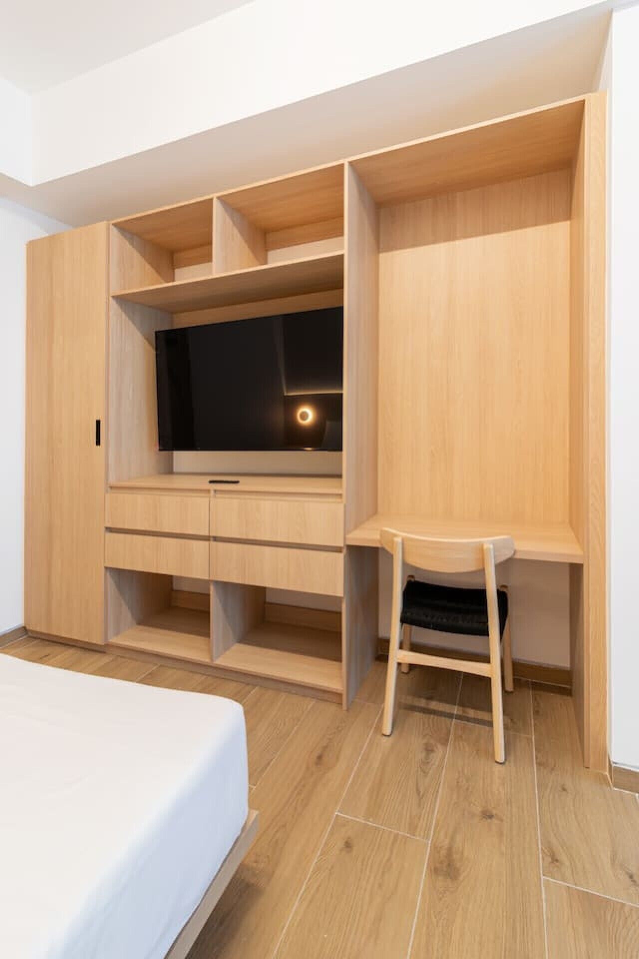 Tabla de planchar con plancha, wifi, ropa de cama