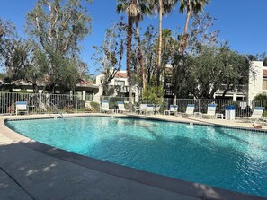 Pool - Cozy 1-bedroom condo in fabulous Palm Springs with AC (Palm Springs)