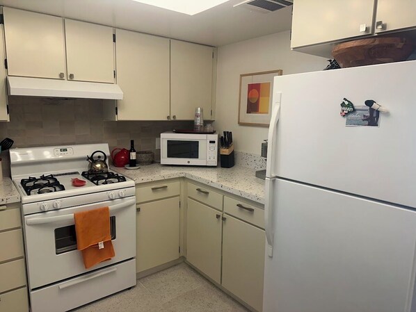 Private kitchen - Cozy 1-bedroom condo in fabulous Palm Springs with AC (Palm Springs)