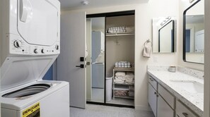 Bathroom - Cozy 1-bedroom condo in fabulous Palm Springs with AC (Palm Springs)