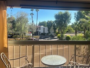 Outdoor dining - Cozy 1-bedroom condo in fabulous Palm Springs with AC (Palm Springs)