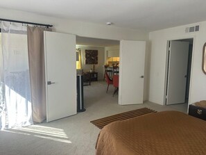 Room - Cozy 1-bedroom condo in fabulous Palm Springs with AC (Palm Springs)