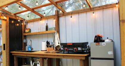 Under the Cedars - Glamping experience with Hot Tub!