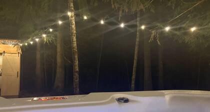 Under the Cedars - Glamping experience with Hot Tub!