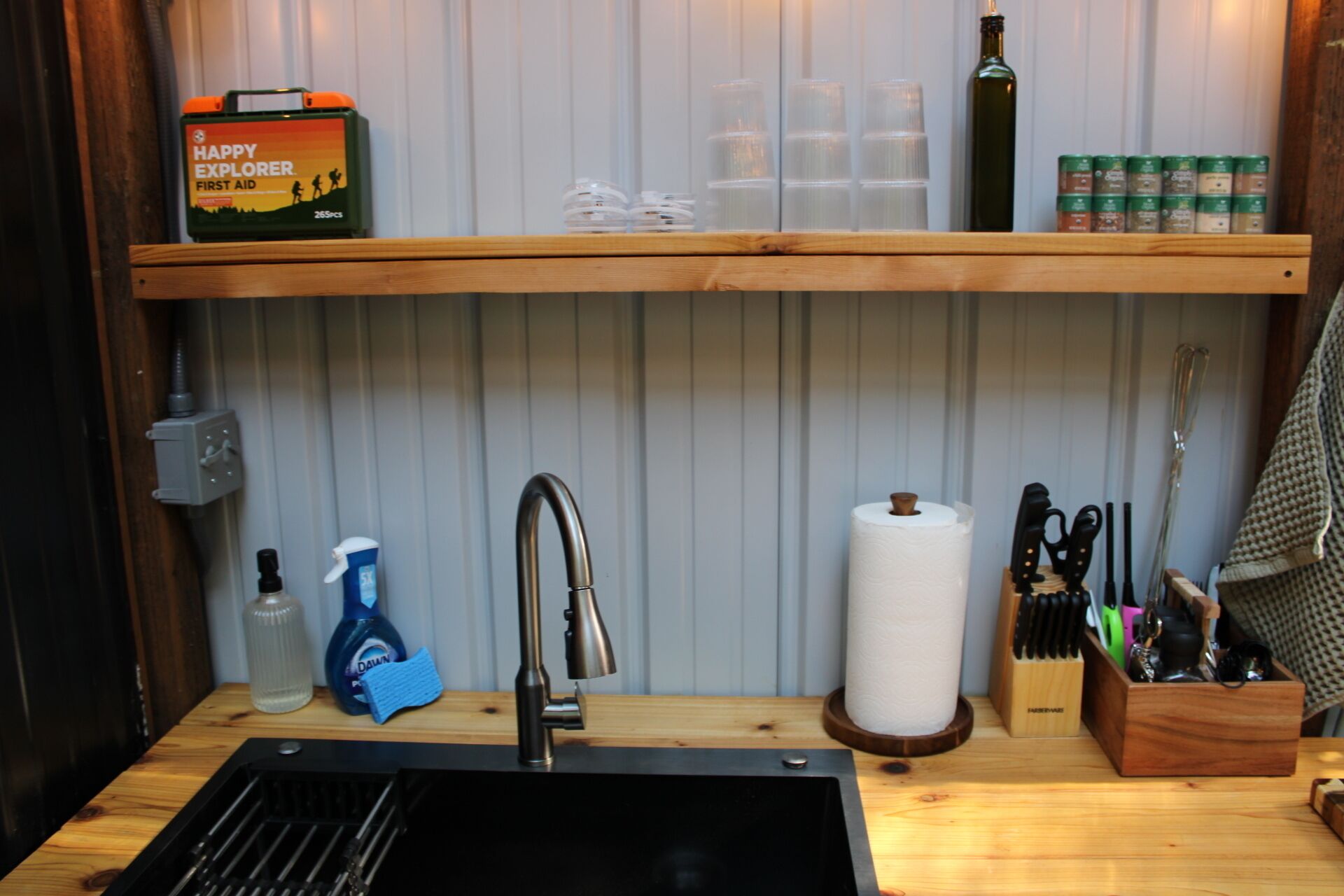 Kaffetrakter/tekoker, kjøleskap, kjøkkenutstyr og papirhåndklær