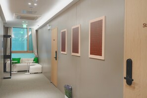 A hallway with a sofa, a small table, and a door labeled 'St.'