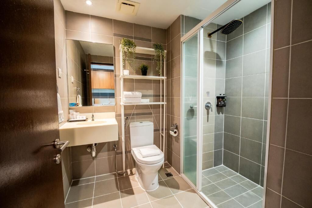 Ein modernes Badezimmer mit Toilette, Waschbecken und Duschbereich.