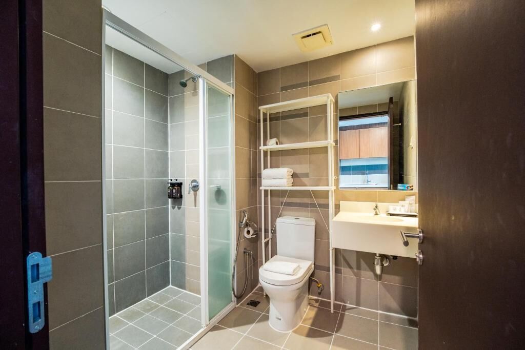Un baño moderno con ducha, inodoro y lavamanos.